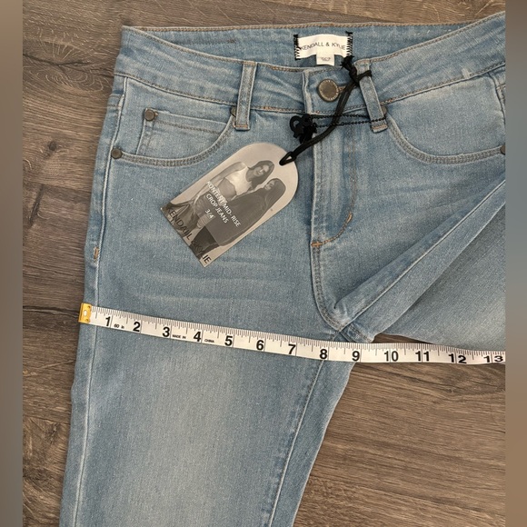 •KENDALL & KYLIE Kotent Mid-Rise Crop Jeans• •NWT•Size 3/4• - Picture 5 of 10